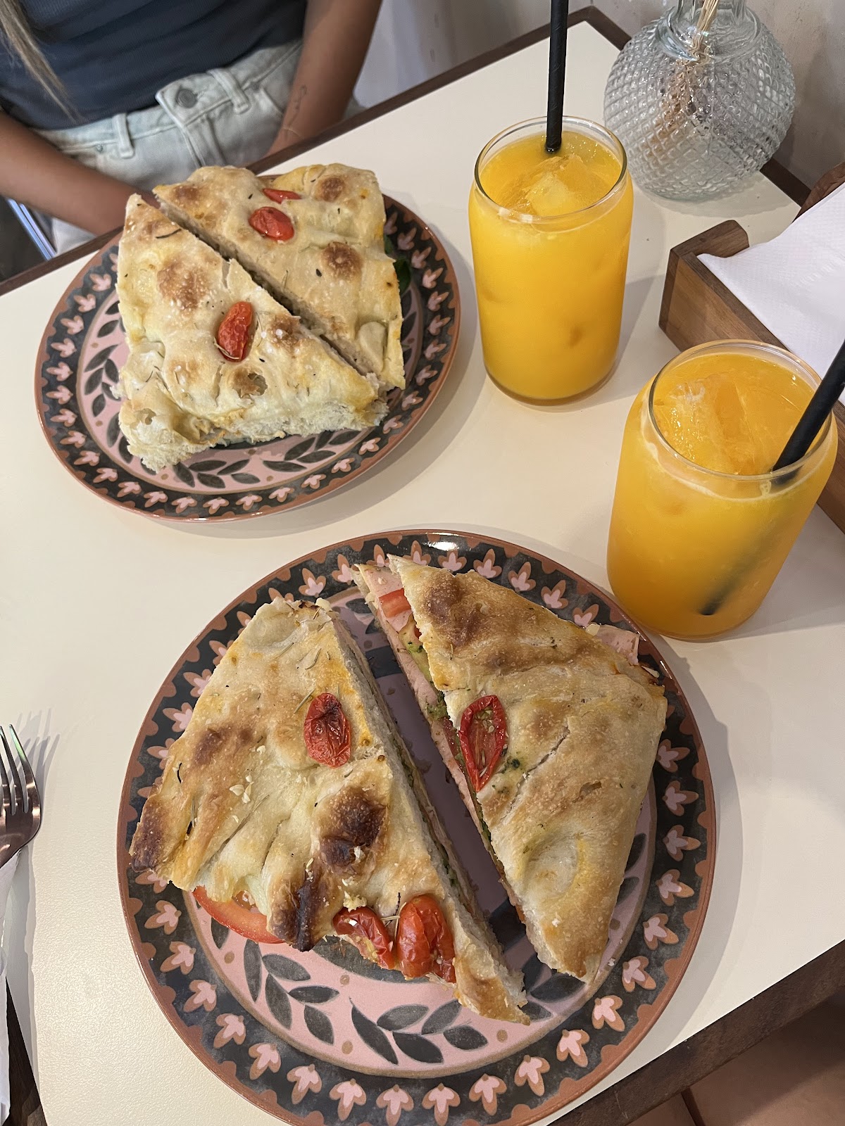 Focaccia y jugo de naranja